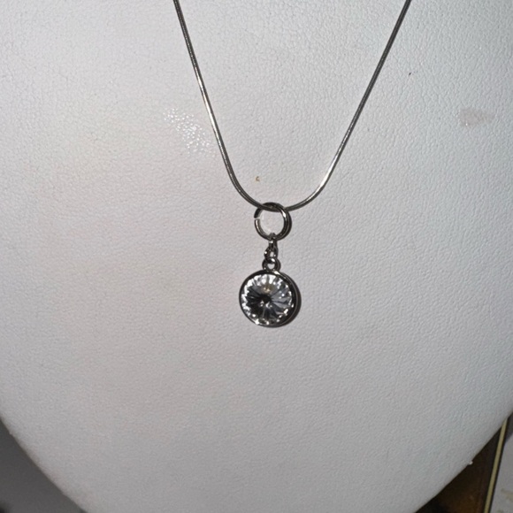 Clear Swarovski Crystal
Rivoli & Blue Aurora Borealis pendants with 925 … - Picture 14 of 16